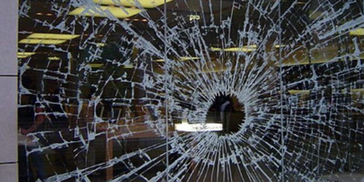 L’AQUILA: SPACCATE AL CENTRO COMMERCIALE, “UN FURTO STUPIDO” TRA TRACCE DI SANGUE E DANNI