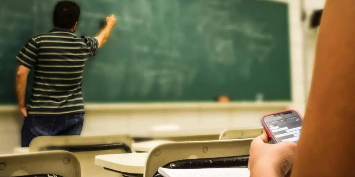 CELLULARI SOTTO CHIAVE, SCUOLE ABRUZZESI SI DIVIDONO, ISTITUTI SI ADEGUANO, “SERVE LAVORO CULTURALE”