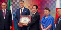EXPO OSAKA: MINISTRO DELLA CULTURA GIULI DONA PIATTO DI CERAMICA AQUILANA A VICEMINISTRO GIAPPONESE