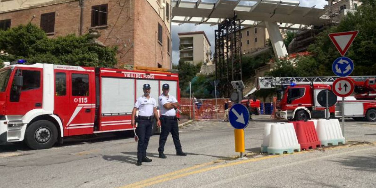VENTO FORTE ALL’AQUILA: CADONO LASTRE DA PONTE BELVEDERE, IN CORSO OPERAZIONI MESSA IN SICUREZZA