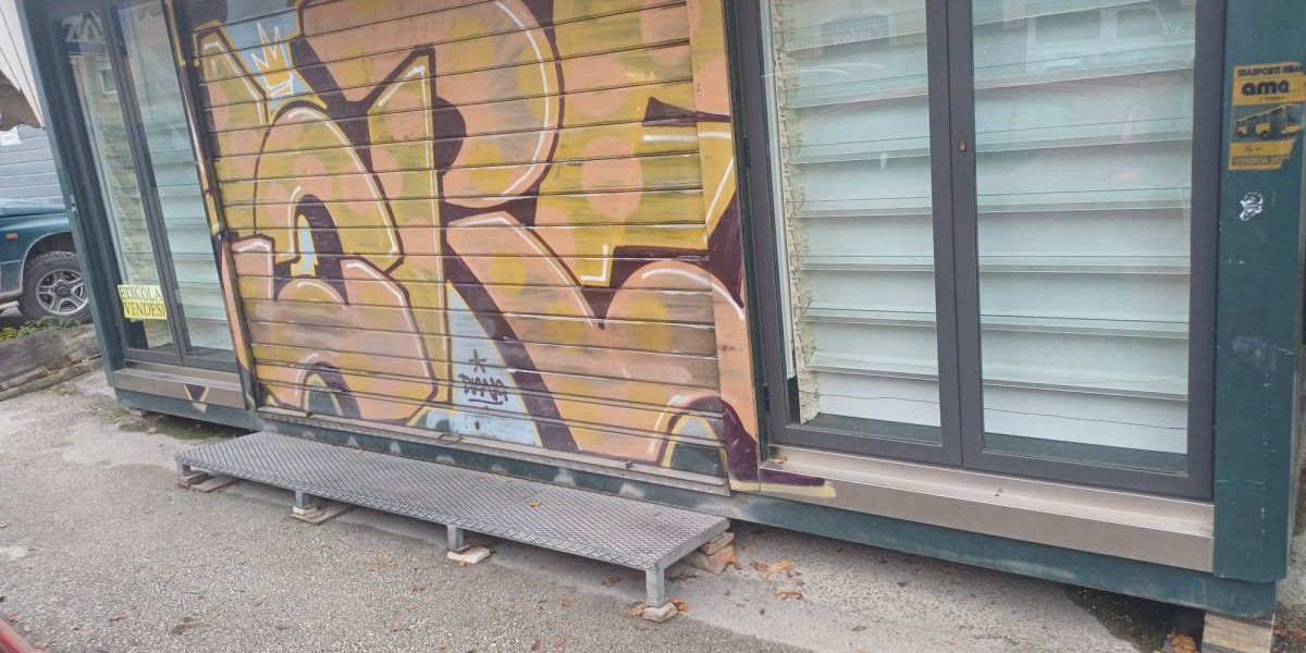 L’AQUILA: CHIUSA L’EDICOLA VICINO AL PALAZZO DI GIUSTIZIA, LA STRUTTURA E’ IN VENDITA